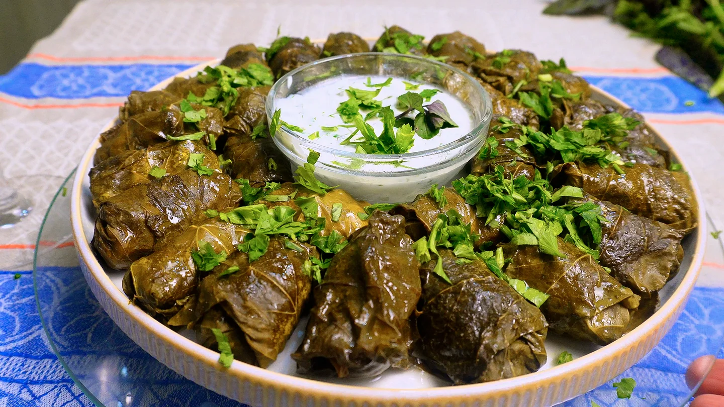 Dolma con carne, riso ed erbe aromatiche