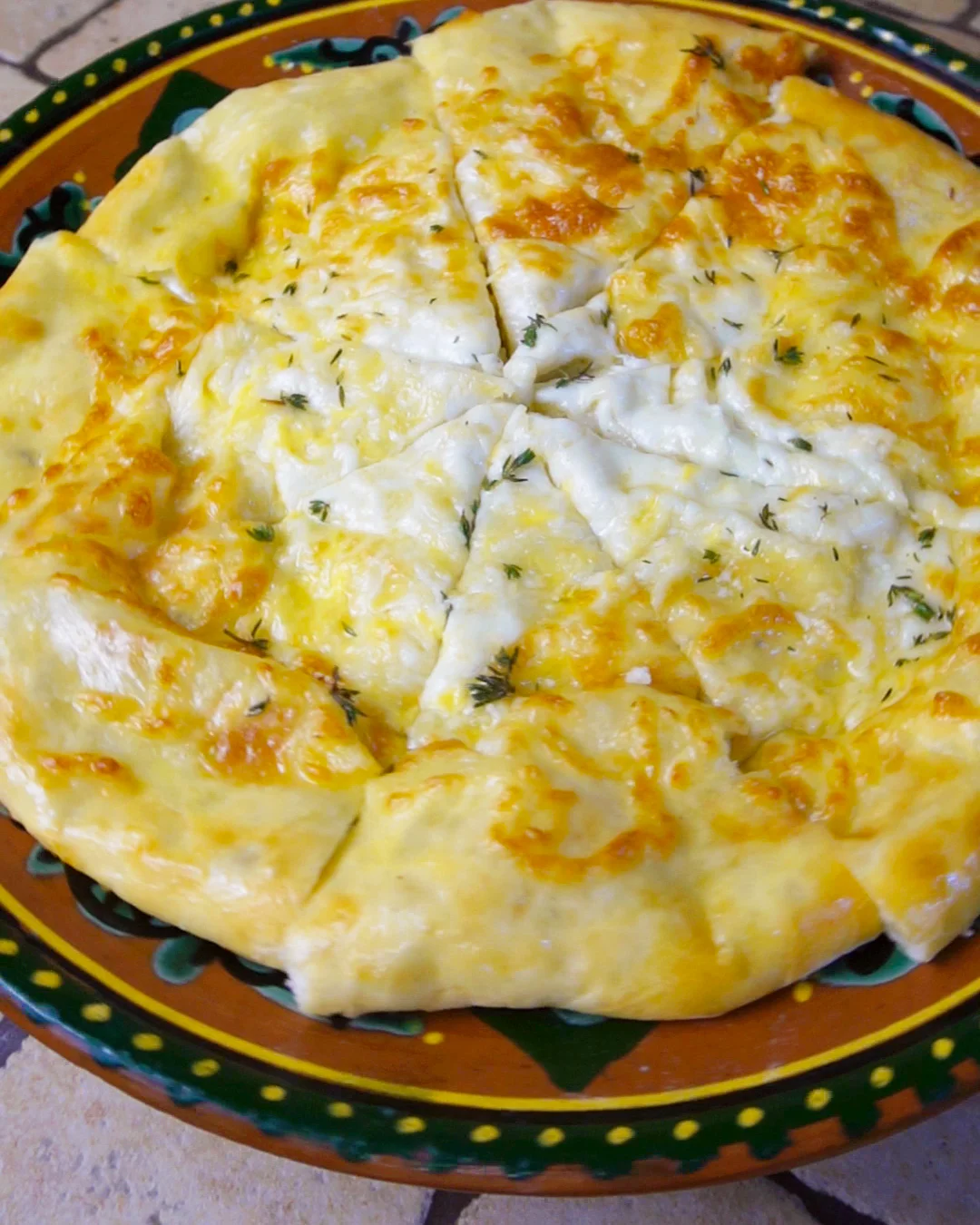 Khachapuri con un ricco ripieno di formaggio