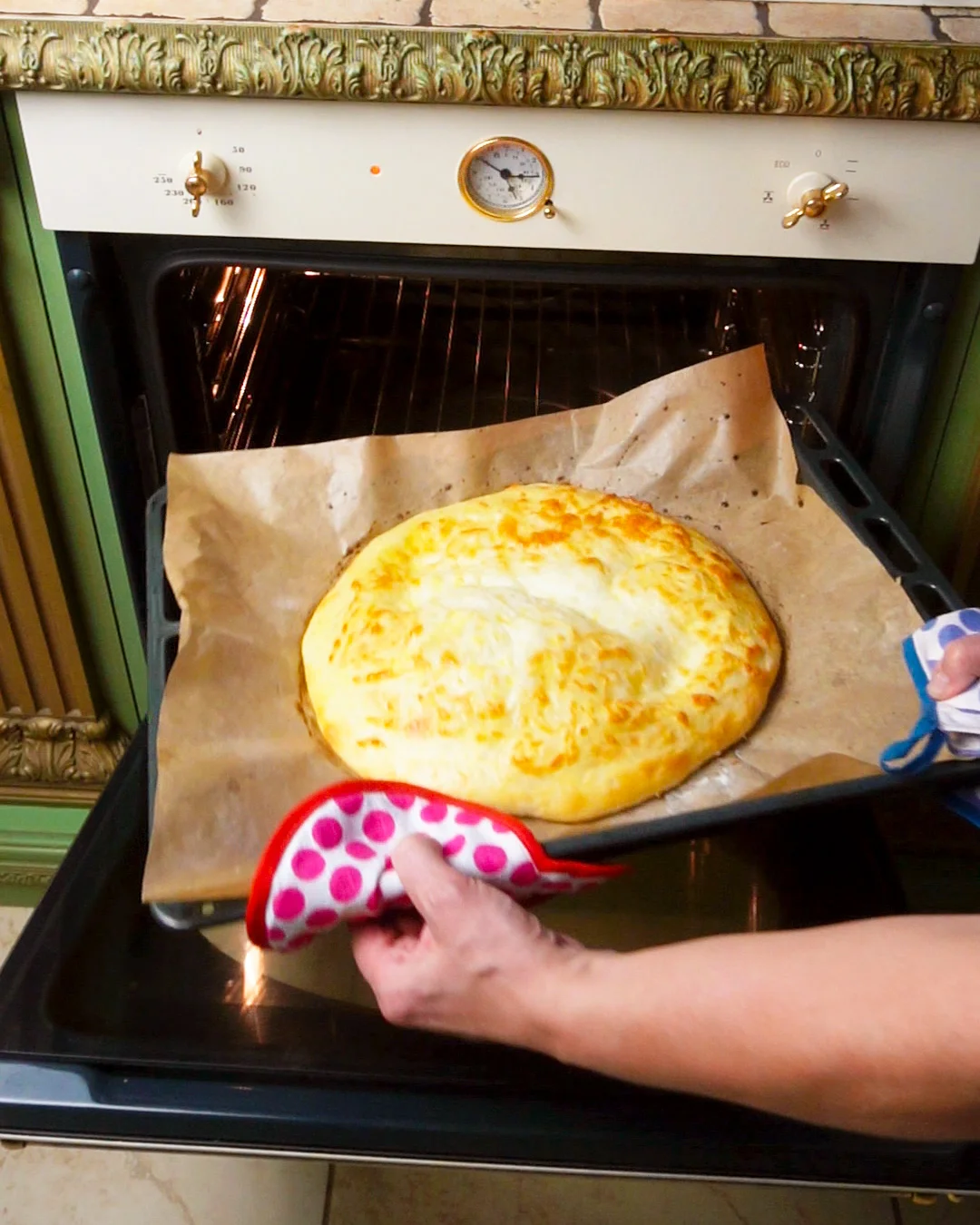 Il khachapuri dorato appena sfornato