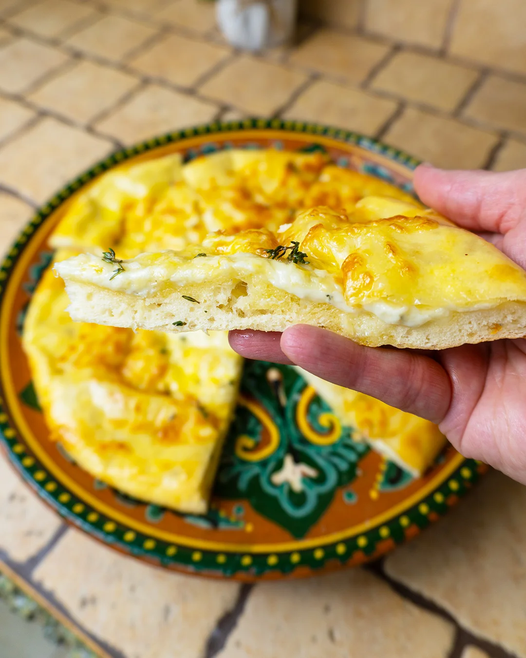 Khachapuri con un ricco ripieno di formaggio