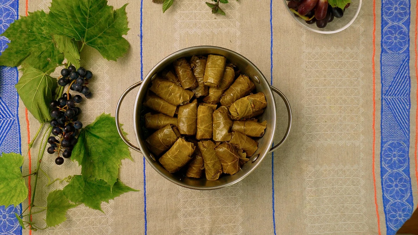 Уложите швом вниз