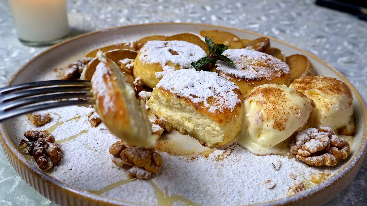 Syrniki con pere caramellate