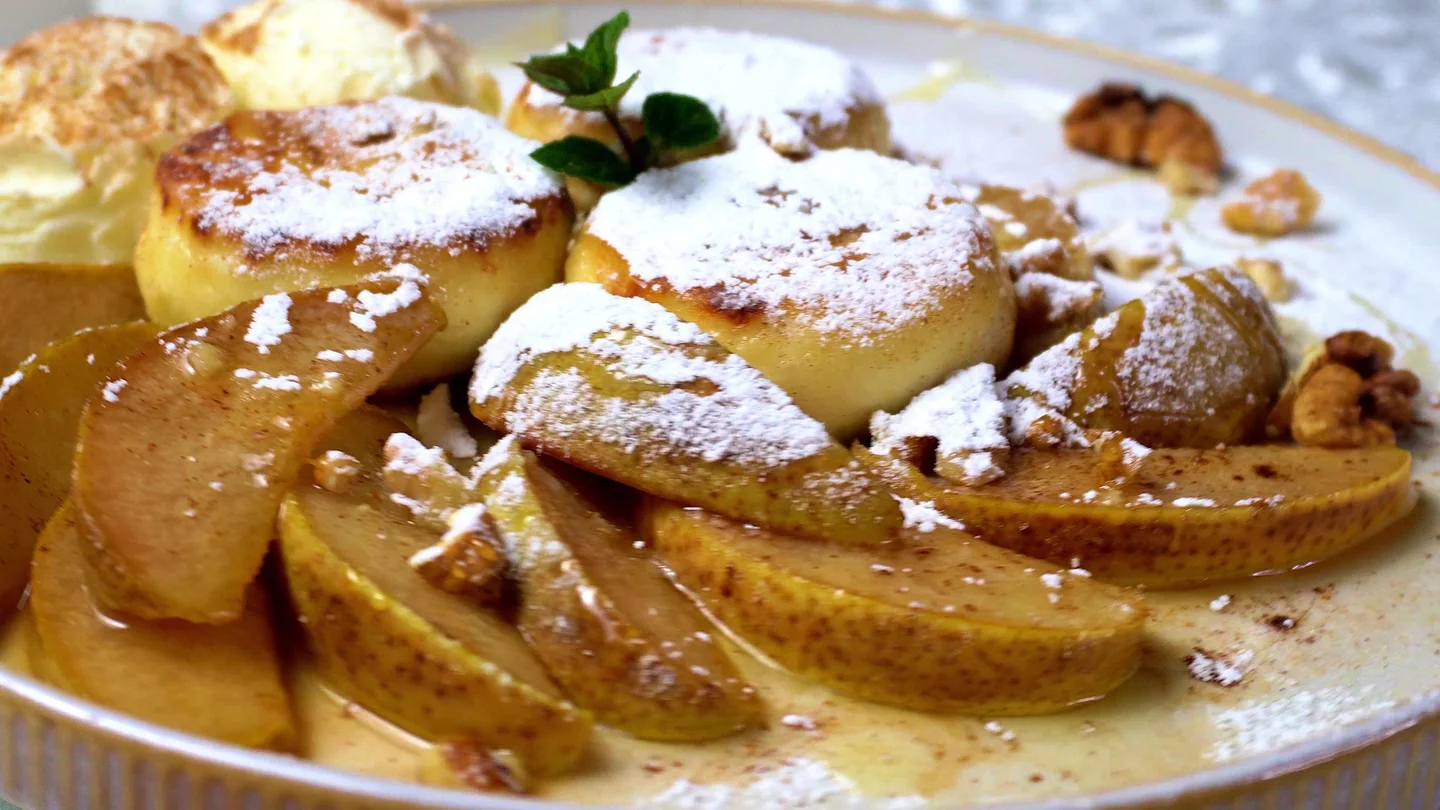 Syrniki con pere caramellate